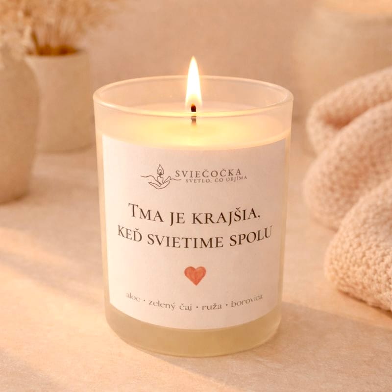 Svieťme spolu - aloe · zelený čaj · ruža · borovica - ručne vyrábaná sójová sviečka